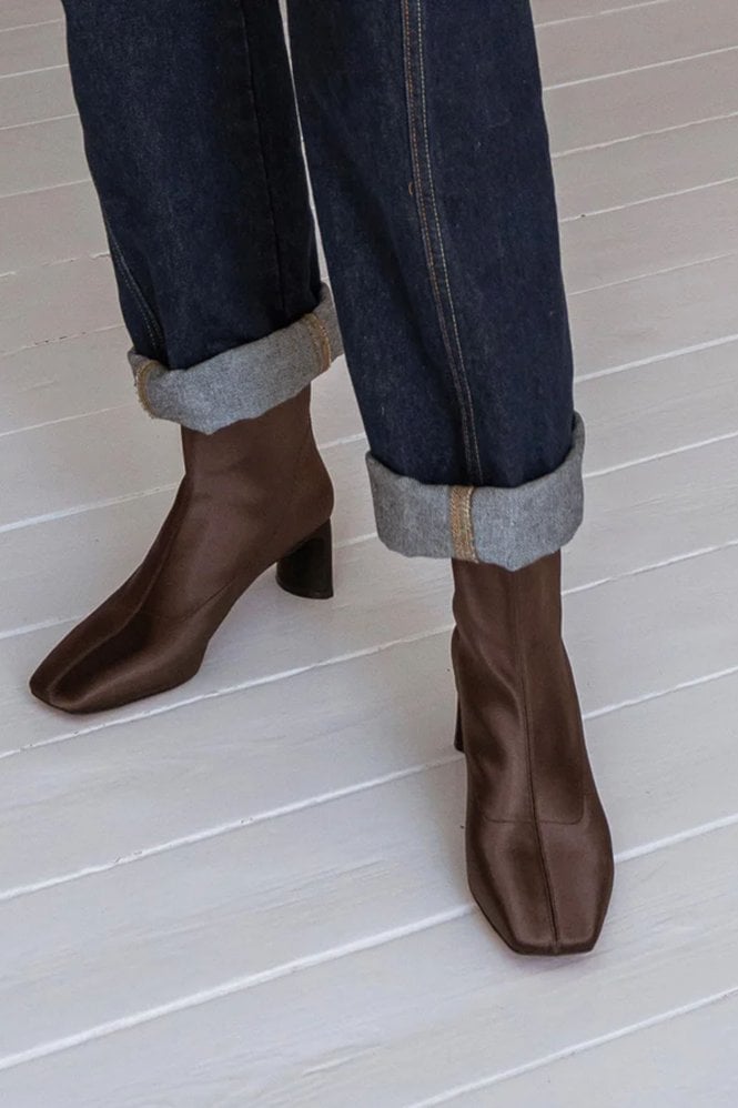 Shoe The Bear Arlo Stretch Boot Satin