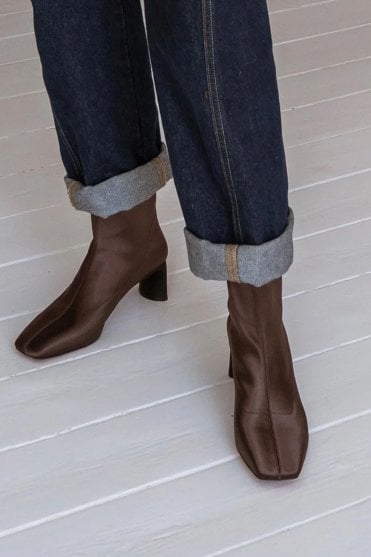 Arlo Stretch Boot Satin