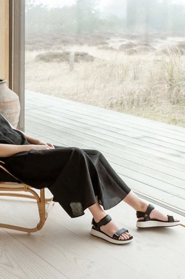 Line Sandal